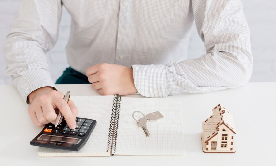 청년히 계산기를 누르고 있다