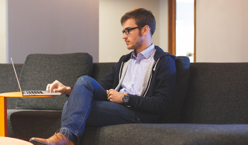 카페에서 노트북으로 일을 하고 있다.