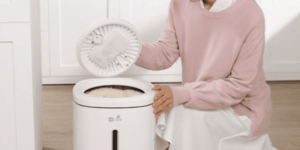 쌀통을 보고 흐믓해 하는 여자 모습