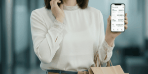 대출 승인 받고 좋아하는 여성